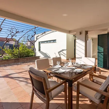 6 Bedroom Beautiful In