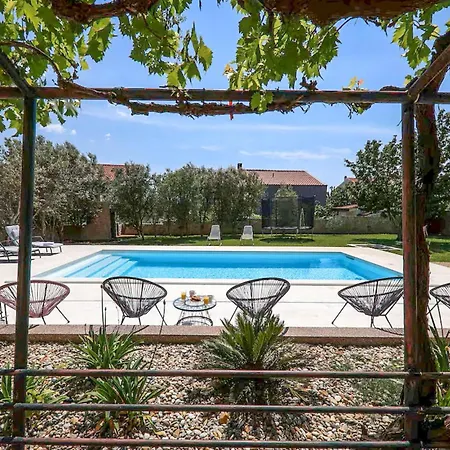 Hébergement de vacances 6 Bedroom Beautiful In Zadar