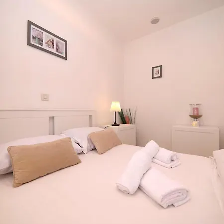 6 Bedroom Beautiful In Сasa de vacaciones Zadar