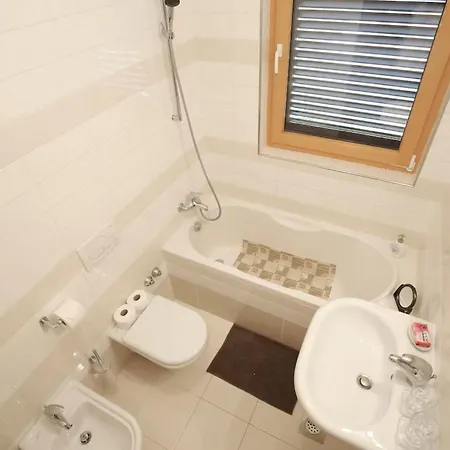 6 Bedroom Beautiful In *