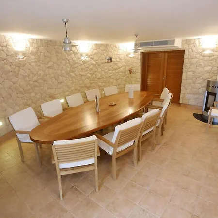 6 Bedroom Beautiful In Prázdninový dům *