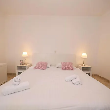 Prázdninový dům 6 Bedroom Beautiful In Zadar