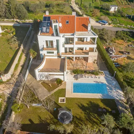 6 Bedroom Beautiful In Prázdninový dům