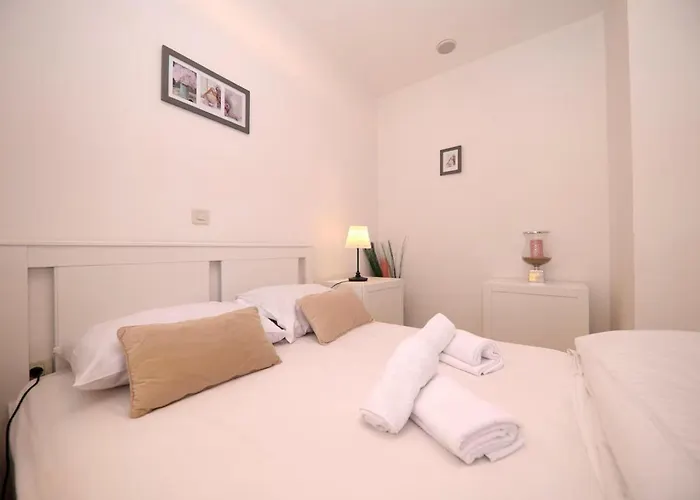 6 Bedroom Beautiful In Hébergement de vacances Zadar