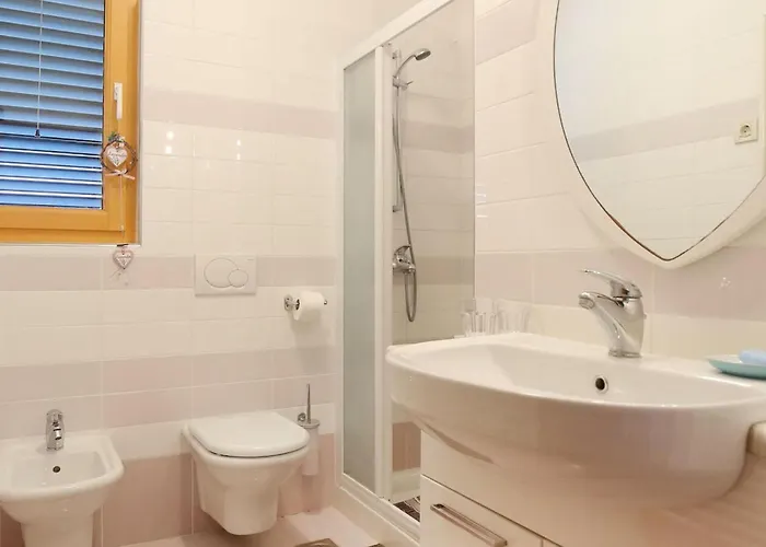 6 Bedroom Beautiful In Hébergement de vacances Zadar