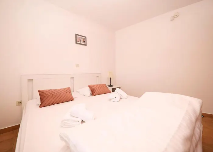 6 Bedroom Beautiful In Hébergement de vacances