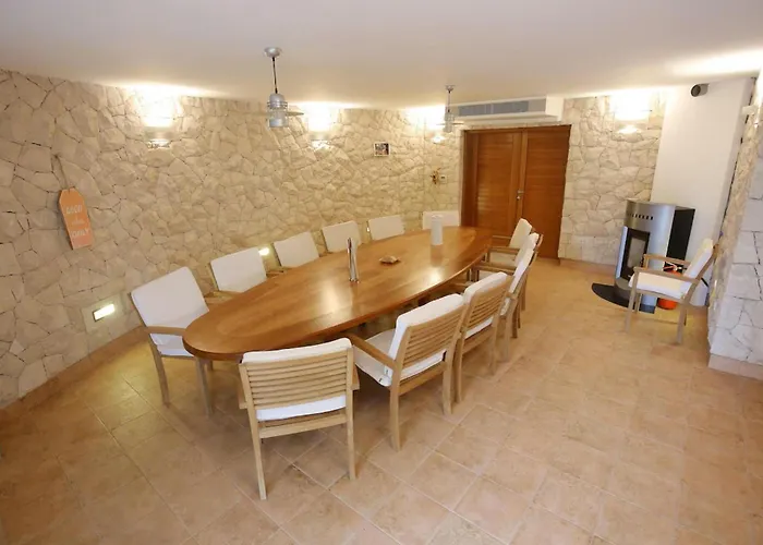 6 Bedroom Beautiful In Hébergement de vacances *